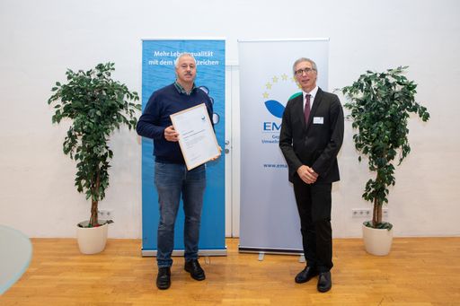 Das Bundesministerium für Klimaschutz, Umwelt,
Energie, Mobilität, Innovation und Technologie (BMK) hat der FH
Kärnten als erste Fachhochschule in Österreich die Verwendung des
EMAS-Zeichen urkundlich überreicht. Verliehen wurde die
Registrierungsurkunde im offiziellen Rahmen bei der
Umweltmanagementkonferenz Mitte Oktober in Salzburg.