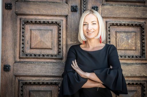 Vorschau Bild von Mag. Claudia Sonnleitner ist studierte Juristin und diplomierte
Personalverrechnerin. In ihren Ver-antwortungsbereich fällt die
Payroll sowie das HR Tax Consulting im Süden Österreichs. Gemein-sam
mit ihrem Team berät und betreut sie seit nunmehr 17 Jahren
Kund:innen unterschiedlichster Branchen bei der Umsetzung der
Personalverrechnung, in Arbeits-, Lohnsteuer- und
Sozialversiche-rungsbelangen sowie im Risk Management.