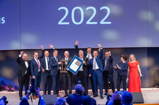 v.l.n.r.: Prof. Dr.-Ing. Thomas Wimmer (BVL), Bernd Büdenbender
(Amova), Christoph Roth (SMS group), Carsten Heide (SMS group),
Ronald van der Meer (DP World) Volker Brück (SMS group), Bernd Klein
(SMS group), Martin Aufschläger (SMS group), Dr. Mathias Dobner (SMS
group), Dr. Ursula Weidenfeld (Juryvorsitzende), Christina Thurner
(BVL-Vorstand) / Weiterer Text über ots und
www.presseportal.de/nr/43329 / Die Verwendung dieses Bildes für
redaktionelle Zwecke ist unter Beachtung aller mitgeteilten
Nutzungsbedingungen zulässig und dann auch honorarfrei.
Veröffentlichung ausschließlich mit Bildrechte-Hinweis.