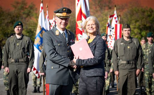 Verteidigungsministerin Klaudia Tanner übergibt General Rudolf
Striedinger das Dekret zum Generalstabschef des Österreichischen
Bundesheeres.