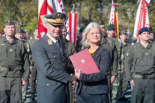Vorschau Bild von Verteidigungsministerin Klaudia Tanner übergibt General Rudolf
Striedinger das Dekret zum Generalstabschef des Österreichischen
Bundesheeres.
