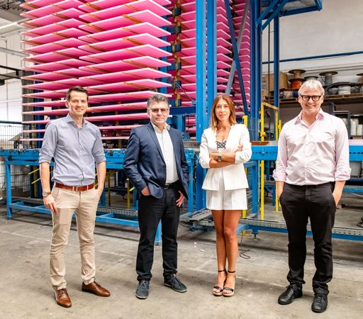 Austrotherm übernimmt den XPS-Produzenten der Marke
"Zentyss". Von rechts: Klaus Haberfellner (Geschäftsführung
Austrotherm Gruppe), Roxana Ghioca (Geschäftsführung Vertrieb
Austrotherm Rumänien), Laurentiu Istrate (Geschäftsführung Technik
Austrotherm Rumänien) und Heimo Pascher (Technische Geschäftsführung
Austrotherm Gruppe).