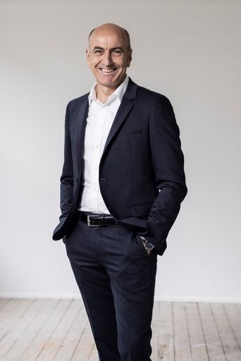  Markus Birk, Mitglied der Geschäftsführung der
NAVAX Consulting GmbH: „NAVAX ist mit seinen 310 Mitarbeiterinnen
und Mitarbeitern einer der größten Digitalisierungsexperten für
Unternehmensprozesse in Österreich und gerade dabei, massiv zu
expandieren, vor allem in Deutschland. Bei dieser spannenden
Entwicklungsphase dabei zu sein und die Transformation mitgestalten
zu können, darauf freue ich mich sehr.“