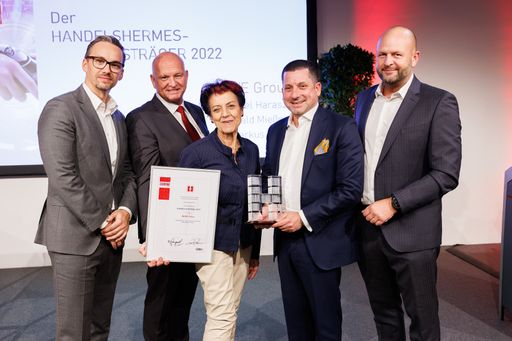 Verleihung des Handelshermes 2022: Markus Geyer
(Geschäftsführung Bipa Parfümerien GmbH), Klaus Puza
(Geschäftsführer der Sparte Handel in der WKW), Margarete Gumprecht
(Obfrau der Sparte Handel in der WKW), Marcel Haraszti (Vorstand
REWE International AG) und dem Vorstand der Billa AG, Harald Mießner
(v.l.n.r.).