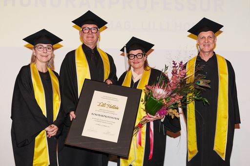 V.l.: Dekanin Beate Cesinger, Rektor Herbert Grüner,
Honorarprofessorin Lilli Hollein und Dekan Neil Harkess