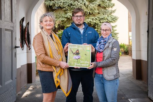  Übergabe der Biodiversitäts-Plakette an die
Betreiber des Prentlhofs in Wien Oberlaa