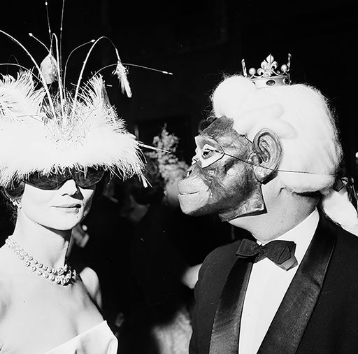  André Ostier, Vicomtesse de Ribes und Pierre
Celeyron, Winter Ball, Hotel Coulanges, Paris, 30. Dezember 1958