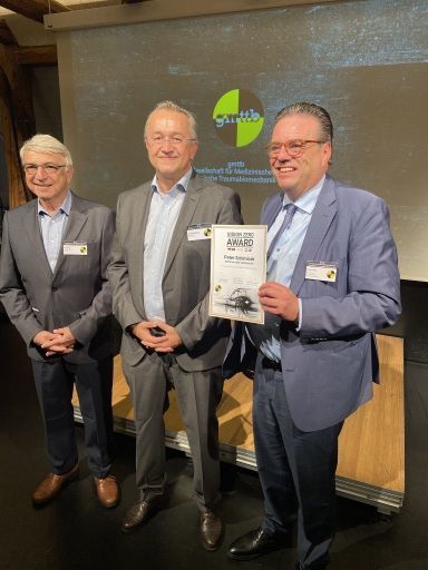  Die Vertreter der Gesellschaft für Medizinische und
Technische Traumabiomechanik e.V. (gmttb) würdigen die
Produktentwicklung von EYYES und übergeben EYYES den „Vision Zero
Award“ auf der diesjährigen gmttb-Jahrestagung am 20.10.2022 in
Konstanz.
