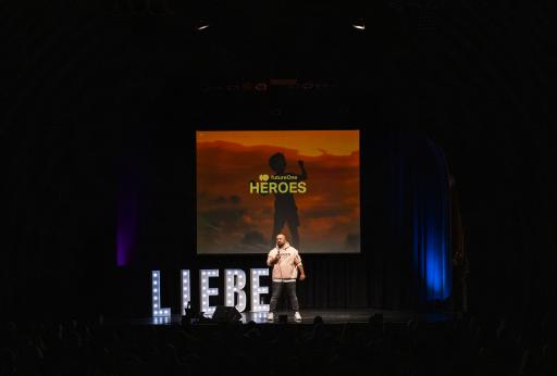  Ali Mahlodji launcht futureOne HEROES und
verschenkt damit Online-Ausbildung zur Persönlichkeitsentwicklung an
die Gesellschaft.