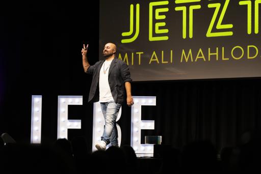 Vorschau Bild von Ali Mahlodji launcht futureOne HEROES und
verschenkt damit Online-Ausbildung zur Persönlichkeitsentwicklung an
die Gesellschaft.