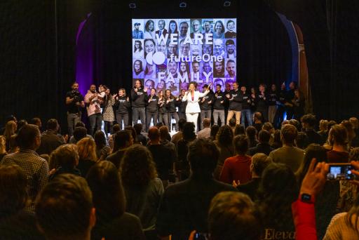 Vorschau Bild von Ali Mahlodji launcht vor 400 Menschen im Wiener
Stadtsaal die Online-Plattform futureOne HEROES und verschenkt
dieses Ausbildungsprogramm zur Persönlichkeitsentwicklung an die
Gesellschaft.