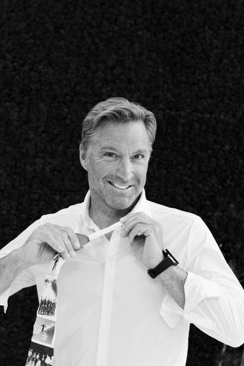  Publikumsliebling Hans Knauß ist Testimonial der diesjährigen
Loose Tie Aktion