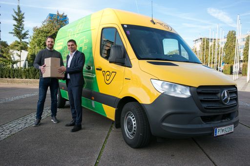 Von links: Claes Lindgren, Customer Fulfillment
Manager, IKEA Österreich und DI Peter Umundum, Vorstandsdirektor für
Paket & Logistik, Österreichische Post AG