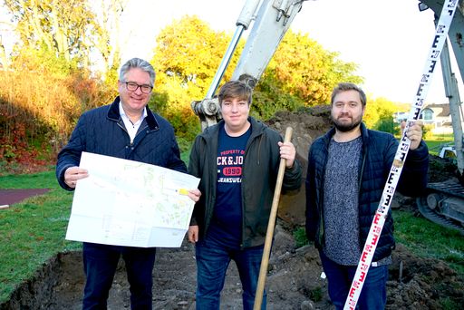 Vorschau Bild von Bürgermeister Robert Weber, Jugendgemeinderat Paul
Gangoly und Gemeinderat Julian Brenner voll motiviert beim
Spatenstich am Spielplatz (v.l.n.r.).