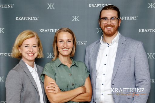  Die Partner:innen der KRAFTKINZ Powergroup: Birgit
Krafr-Kinz (li.), Pamela Graf (Mitte) und Brendan Philipp. (c)
KRAFTKINZ/Hron