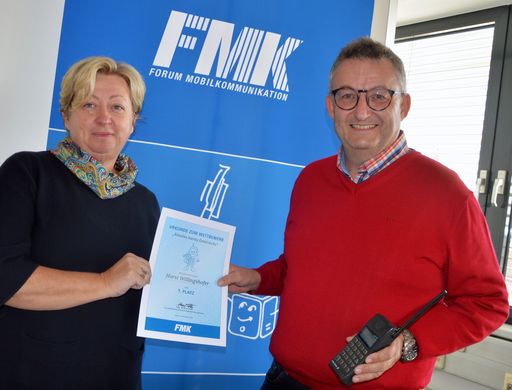  Margit Kropik, GF des FMK und Horst Willingshofer
mit seinem 29 Jahre alten Ericsson GH198, das noch immer gut
funktioniert.