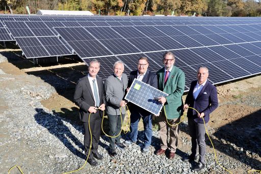 Foto (honorarfrei v.l.n.r.): Bürgermeister Wolfgang
Dolesch (Gemeinde Neudau), Christian Purrer (Vorstandssprecher
Energie Steiermark), Martin Graf (Vorstandsdirektor Energie
Steiermark), Grundstückseigner Alexander Kottulinsky und Franz
Brünner (Supernova)