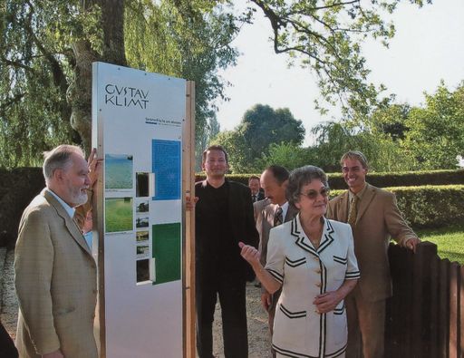  v.l.n.r.: Direktor Prof. Rudolf Leopold, Managing
Director Mag. Peter Weinhäupl, Dr. Elisabeth Leopold, Mag. Leo
Gander (u.a.) bei der Eröffnung des Klimt-Themenweges, 2003
