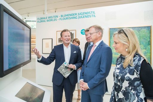 Vorschau Bild von v. l. n. r.: Direktor Mag. Peter Weinhäupl,
Landeshauptmann Mag. Thomas Stelzer und stv. Direktorin Mag. Sandra
Tretter im Klimt-Museum im Zuge der Eröffnung "Florale Welten -
Blühender Jugendstil", 2019