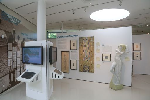 Vorschau Bild von Einblick in die Jubiläumsausstellung "Ein Sommer
wie damals" im Klimt-Museum am Attersee, 2022