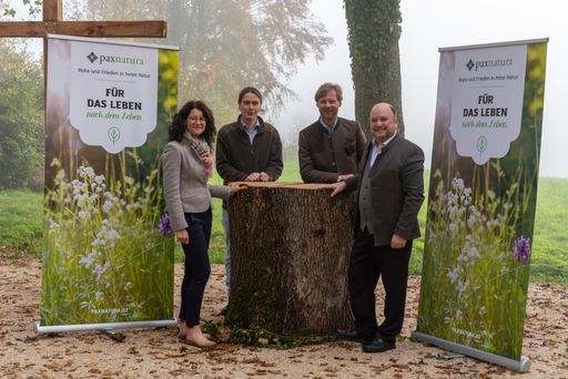 Vorschau Bild von von links nach rechts: Dipl.-Bw Karin Seewald, Geschäftsführerin
paxnatura Nikolaus Spiegelfeld, Grundeigentümer Waldfriedhof
Maximilian Mayr Melnhof, Gründer paxnatura Bernd Schützeneder,
Bürgermeister St. Florian