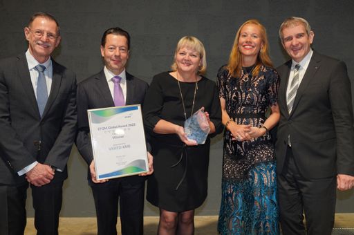  Mit vereinten Kräften zum Erfolg: Die VAMED-KMB
Geschäftsführer Christian Krebs, Kai Ostermann, Karin Rest und
Martin Krammer mit Sabine Kern (VAMED-KMB-Managerin, Bildmitte)