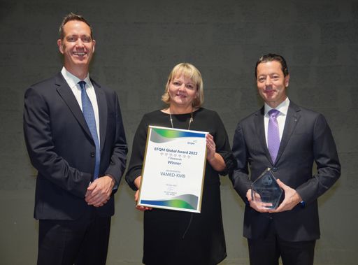 Vorschau Bild von EFQM-CEO Russel Longmuir überreicht den
international bedeutendsten Managementpreis an VAMED, vertreten
durch Sabine Kern (VAMED-KMB-Managerin) und Kai Ostermann
(Geschäftsführer VAMED-KMB)