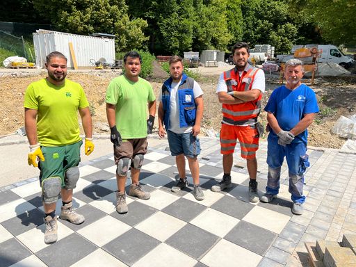  Pflastererlehrlinge auf Schachbrettmuster