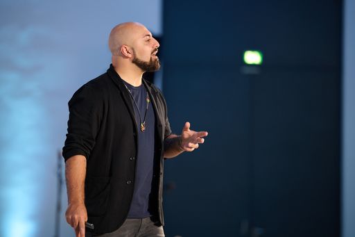 Vorschau Bild von Ali Mahlodji - "Die Neuentdeckung der Liebe – mit
Mut die Zukunft verändern" beim Andreus Peace Award 2022