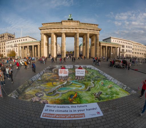 2022 10 29 -- FOUR PAWS and 3D artist Gregor Wosik
cooperate in creating a 120 square meter artwork at Brandenburger
Tor Berlin. The picture highlights the need to put an end to factory
farming and a shift to plant based diets at the heart of climate
action in the run up to the UN climate conference COP27.