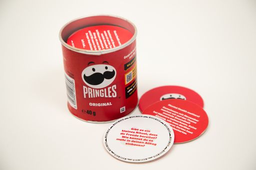 "Gesprächsstarter mit Mr. P": Mehr über Gefühle reden! Daran
angelehnt hat Pringles® ein Set mit Mental Health Awareness Cards
entwickelt: Fragekarten, die als Anregung für Gedanken und Gespräche
dienen können. Das "Gesprächsstarter mit Mr. P"-Kartenset wird
diesen November in einer exklusiven Movember-Edition Pringles®-Dose
an Influencer für eine Social-Media-Aktion gesendet und an die
Community verlost. Die Aktivierung kreiert Aufmerksamkeit gegenüber
der mentalen Gesundheit von Männern und schafft Sensibilität und
Offenheit für ein längst überholtes Stigmata: Männer müssen sich
nicht länger hinter ihrem Bart verstecken, sondern können offen über
ihre Gefühle und mentale Gesundheit sprechen. / Weiterer Text über
ots und www.presseportal.de/nr/38514 / Die Verwendung dieses Bildes
für redaktionelle Zwecke ist unter Beachtung aller mitgeteilten
Nutzungsbedingungen zulässig und dann auch honorarfrei.
Veröffentlichung ausschließlich mit Bildrechte-Hinweis.