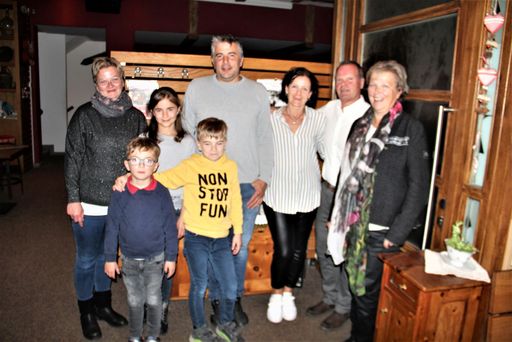  Familie Wollersheim aus Dernau im Ahrtal mit den
Vermietern Barbara und Ewald Troger aus St. Jakob i. D. mit Theresia
Rainer, Obfrau PVV Tirol
