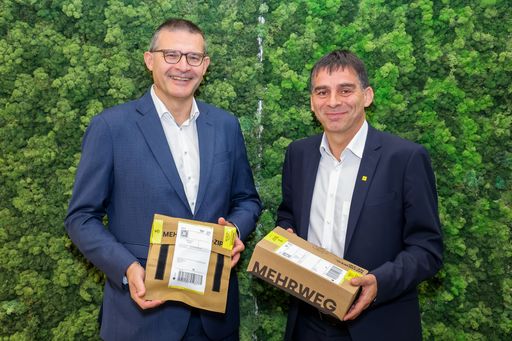 Vorschau Bild von Von links: Prof. (FH). DI Franz Staberhofer, Leiter des
Logistikums an der FH Oberösterreich und DI Peter Umundum, Vorstand
für Paket & Logistik der Österreichischen Post AG