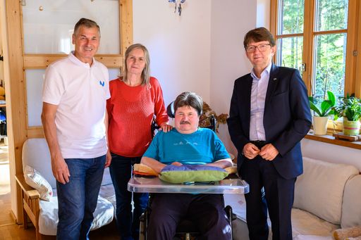  Die AUVA besuchte den Preisträger Franz Kößl vorab
zu Hause in Waidhofen an der Ybbs