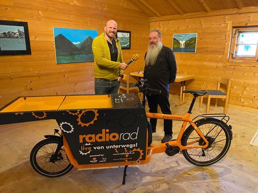 Johannes Schindlegger und Bernhard Jenny (Tage der
Zukunft) mit dem Radiorad im Kammerlanderstall in Neukirchen am
Großvenediger (Druckqualität auf Anfrage)