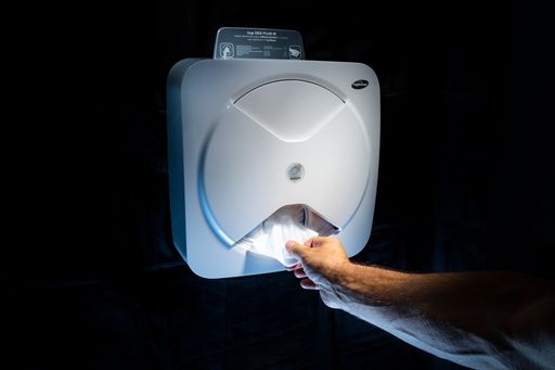 Erstmals händigt ein Hygienespender Feuchttücher
aus, ohne selbst berührt zu werden