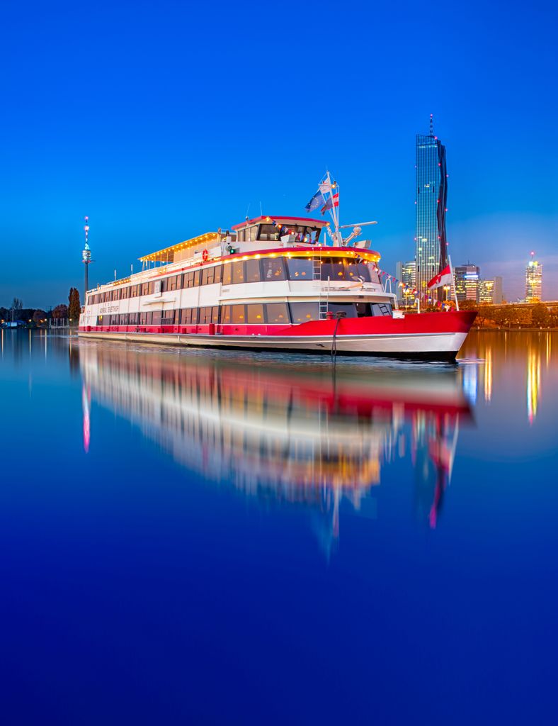 Martini Gansl auf Wachauer Donauwellen