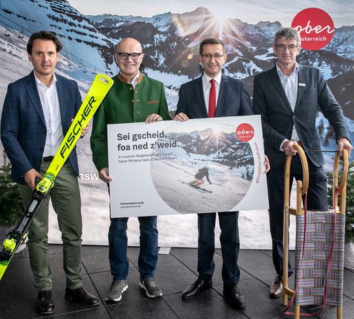  Große Zuversicht für die Wintersaison 2022/23 in
Oberösterreich - v.l.n.r.: Mag. Andreas Winkelhofer, Geschäftsführer
Oberösterreich Tourismus, KommR Robert Seeber, Bundesspartenobmann
Tourismus und Freizeitwirtschaft, Wirtschafts- und
Tourismus-Landesrat Markus Achleitner und Rupert Schiefer, Vorstand
und Geschäftsführer Skigebiet Dachstein West und OÖ Seilbahnholding.