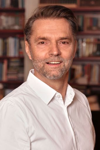 Vorschau Bild von Mag. Christian Schamburek Leopold Gattringer Straße
55 2345 Brunn am Gebirge Mobil: +43/664/ 620 11 10
c.schamburek@oldtimer-guide.at schamburek@khmoe.at