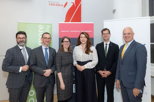 https://www.apa-fotoservice.at/galerie/31154 Moderator Michael
Köttritsch („Die Presse“), Bernhard Breunlich (lawyers & more),
Katharina Körber-Risak (Rechtsanwältin), Dora Bertrandt
(Paragraphinnen), Christoph Mandl (WKÖ), Wolfgang Mazal
(Österreichisches Institut für Familienforschung, Universität Wien)