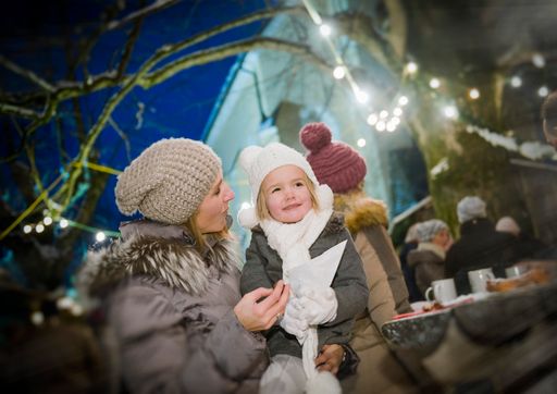 Vorschau Bild von Familie am Adventmarkt beim Guggenthaler Kircherl