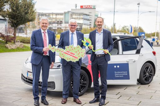 SPAR und BEÖ bauen bis 2025 auf 335 E-Ladestationen
bei SPAR-Märkten und SES Shopping-Centern in ganz Österreich aus.