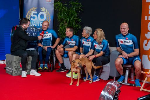 Vorschau Bild von ORF Reporter Andreas Onea interviewt Walter
Ablinger als Teamkapitän von Oberösterreich. Mit am Bild: Lukas
Kaufmann, Yvonne Marzinke, Angelika Niedetzky und Thomas Hölzl.
