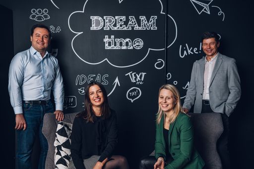 Andreas Ponikiewicz, VP Global Sales, und Melanie Hartl, Custom
Success Manager bei Mostly AI, Daniela Pak-Graf und Harald Neubauer,
Geschäftsführung Merkur Innovation Lab (v.l.n.r.)