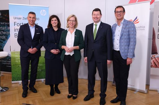 Im Bild: Michael ZETTEL (Präsident AmCham Austria),
H.E. Victoria KENNEDY (Botschafterin der Vereinigten Staaten von
Amerika in Österreich), Leonore GEWESSLER (Bundesministerin für
Klimaschutz, Umwelt, Energie, Mobilität, Innovation und
Technologie), Martin SELMAYR (Leiter der Vertretung der Europäischen
Kommission in Österreich), Michael SMETANA (HP Managing Director
Austria)