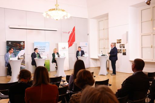 Vorschau Bild von Im Bild: Michael SMETANA (HP Managing Director
Austria), Martin SELMAYR (Leiter der Vertretung der Europäischen
Kommission in Österreich), Leonore GEWESSLER (Bundesministerin für
Klimaschutz, Umwelt, Energie, Mobilität, Innovation und
Technologie), Michael ZETTEL (Präsident AmCham Austria), Autor und
Journalist Helmut SPUDICH