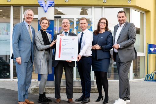 v.l.n.r.: Mag. Martin Heilinger (VOLKSBANK WIEN
AG), Sarolta Hauer (VOLKSBANK WIEN AG), Mag. Hermann Zeilinger (TÜV
Austria), Klaus Bara (VOLKSBANK WIEN AG), Jennifer Budkewitsch
(TeamBank), Raimund Kössler (VOLKSBANK WIEN AG) © Christian Dusek