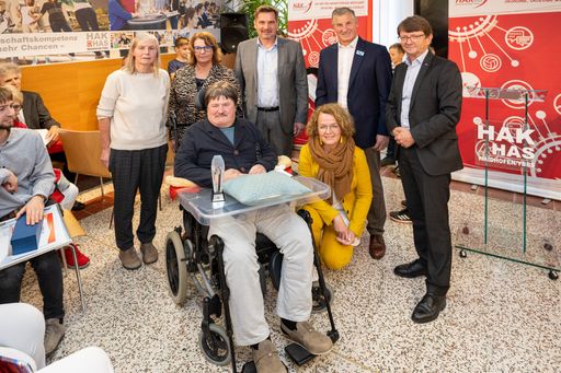  Personen (hinten v.l.n.r.): Monika Kößl (Gattin),
Gerda Schilcher (Vizepräsidentin der Arbeiterkammer NÖ), Werner
Krammer (Bürgermeister Waidhofen an der Ybbs), Peter
Engelbrechtsmüller (Vorsitzender der AUVA-Landesstelle für Wien,
Niederösterreich und Burgenland), Reinhard Minixhofer (Direktor der
AUVA-Landesstelle für Wien, Niederösterreich und Burgenland) vorne
(v.l.n.r.): Franz Kößl (Preisträger), NÖ-Soziallandesrätin
Christiane Teschl-Hofmeister