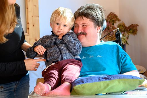 Vorschau Bild von Enkelkind Samuel ist der ganze Stolz von Franz
Kößl. Er liebt es zu sehen, wie Samuel die Welt erkundet.