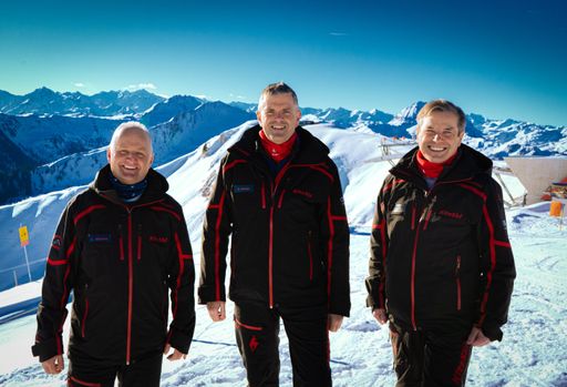 Auch dieses Jahr darf sich KitzSki über die höchste
Auszeichnung Weltbestes Skigebiet freuen. Mit einem
Gesamttestergebnis von 4,9 bei 5 möglichen Sternen liegt die
österreichische Skidestination ganz vorne.